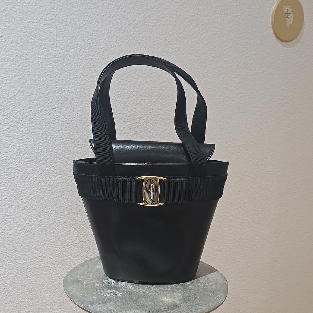 SALVATORE FERRAGAMO AUTHENTIC legant Black Bucket Bag